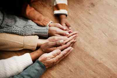 Hände von vielen Personen - © Allistair/peopleimages.com - stock.adobe.com