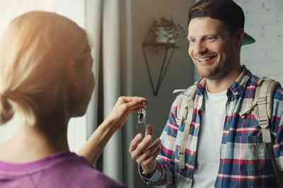 Person erhält Wohnungsschlüssel - © ronstik - stock.adobe.com