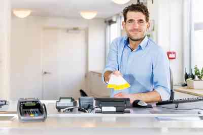 Person mit Gutscheinen